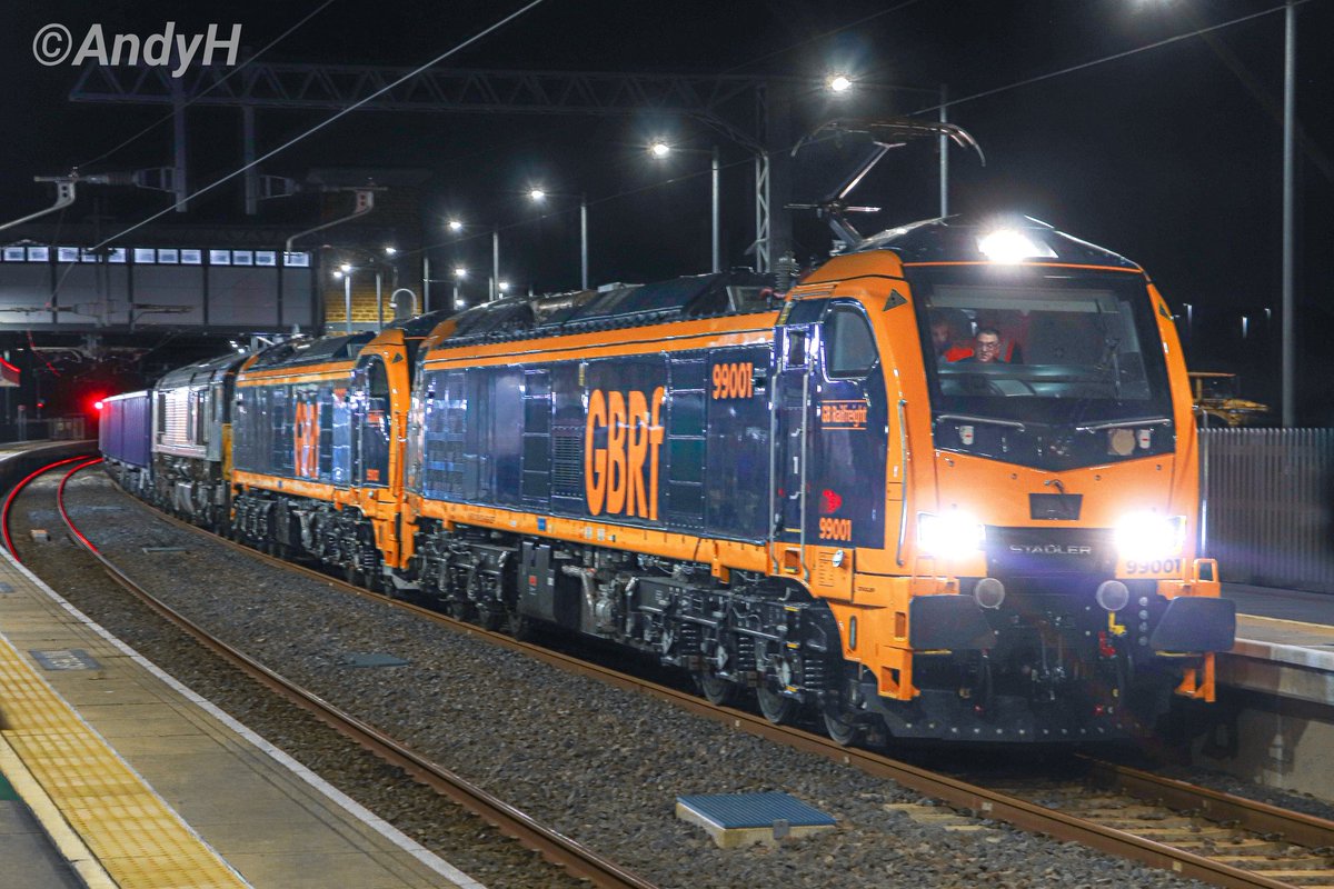 holtona72's tweet image. Night Owls. The first use of a @GBRailfreight #Class99 using #MML wires on Tuesday. 99001 waits to depart from Wellingborough with sister 99002 &amp;amp; 66302 DIT. Also presumably the first electric MML freight working? 4Q45 Wellingborough Up TC to Pengam Reception Sidings #GBRF 30/9/25