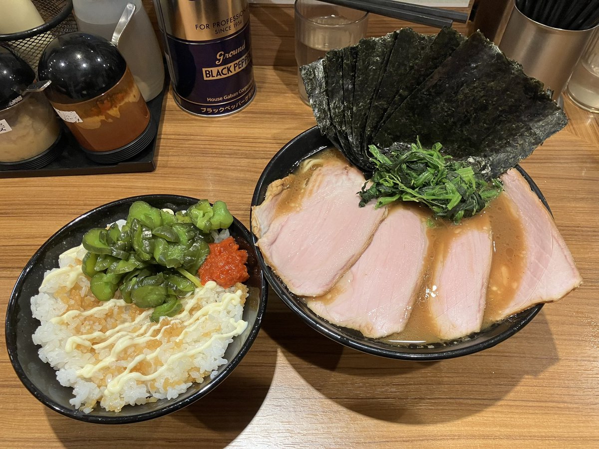 kazupunk1192's tweet image. 野方駅
輝道家さん
チャーシュー麺　海苔増し　ライス食べ放題
最早1.2週間に1回の楽しみになってる。
この日のスープはいつもよりはかなり大人しめな感じだった！
ニンニク醤油漬けとマヨネーズとコチュジャンとカッパでご飯は最高！
うまかずちゃん