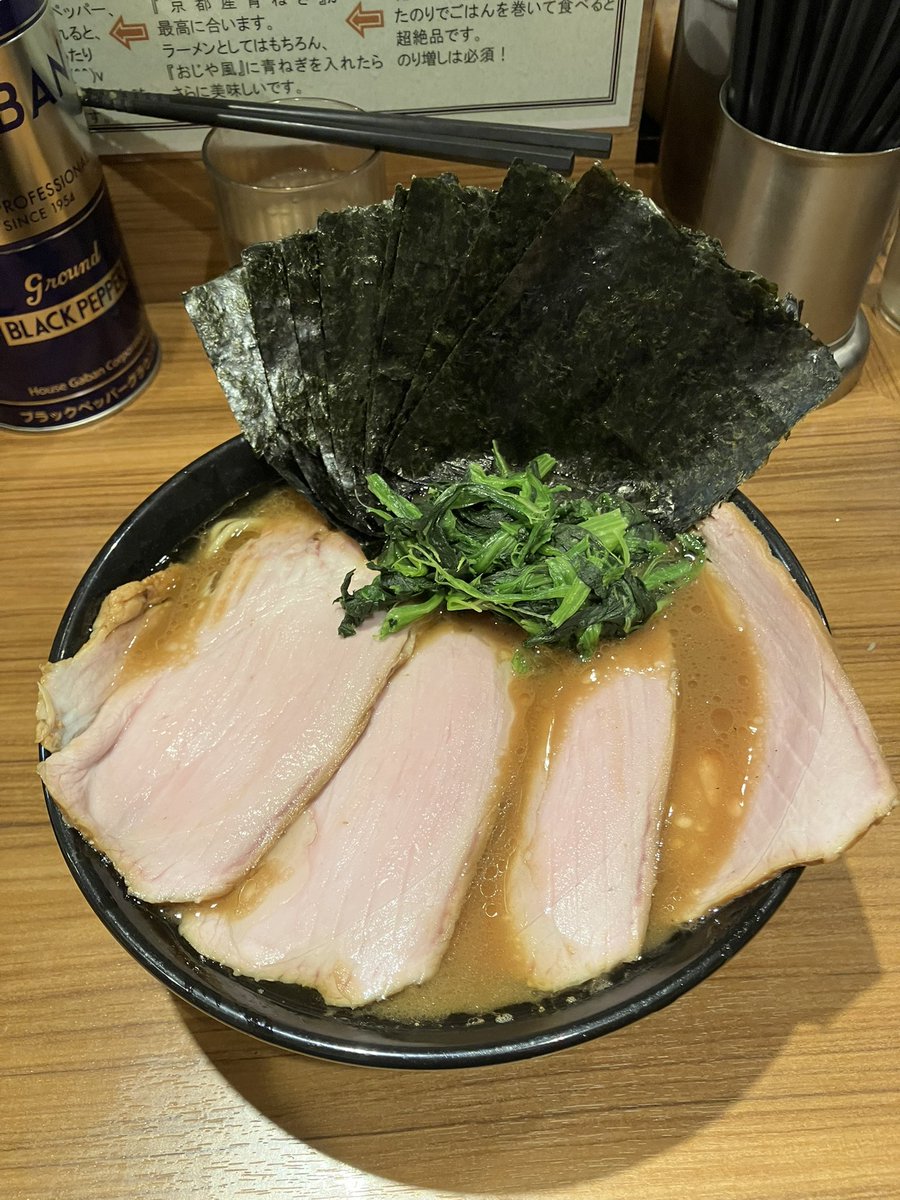 kazupunk1192's tweet image. 野方駅
輝道家さん
チャーシュー麺　海苔増し　ライス食べ放題
最早1.2週間に1回の楽しみになってる。
この日のスープはいつもよりはかなり大人しめな感じだった！
ニンニク醤油漬けとマヨネーズとコチュジャンとカッパでご飯は最高！
うまかずちゃん