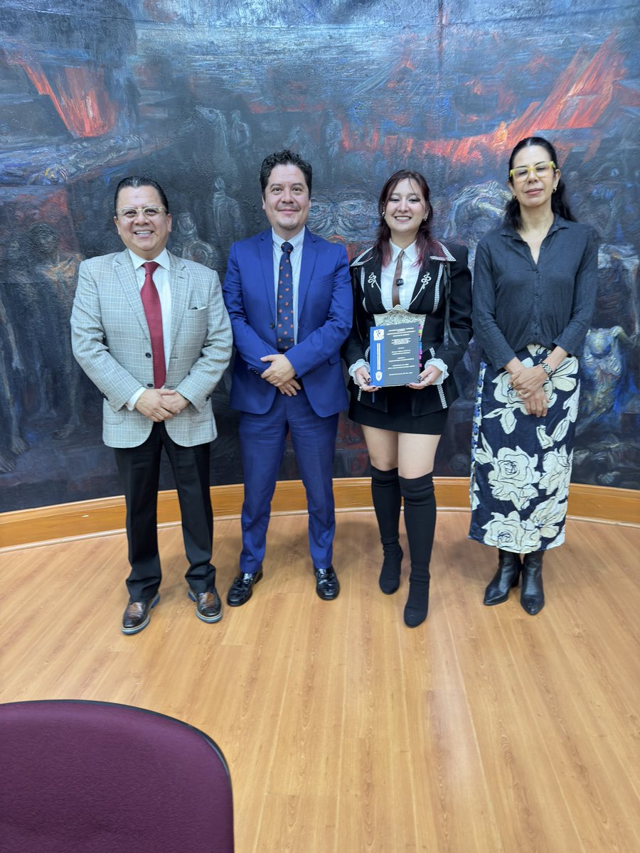 Tuve el honor de presidir el jurado que examinó a la alumna Thania Patricia Viveros González, obteniendo el grado de Licenciada en Derecho con Mención Honorífica <a href="/DerechoUNAMmx/">Facultad de Derecho</a> <a href="/UNAM_MX/">UNAM</a> <a href="/sovnegas/">Sonia Venegas Álvarez</a> #OrgulloDerecho 💪⚖️👏