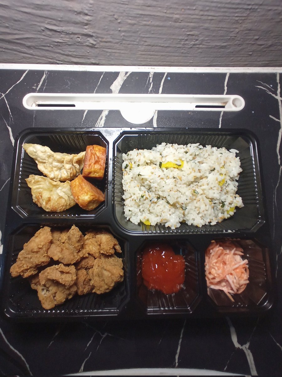 menu makan siang hari ini aku pilih <a href="/bishibento_id/">Bishi Bento</a>, perpaduan bento tapi nasinya nasi kimbap sumpah mantepp banget 🥰