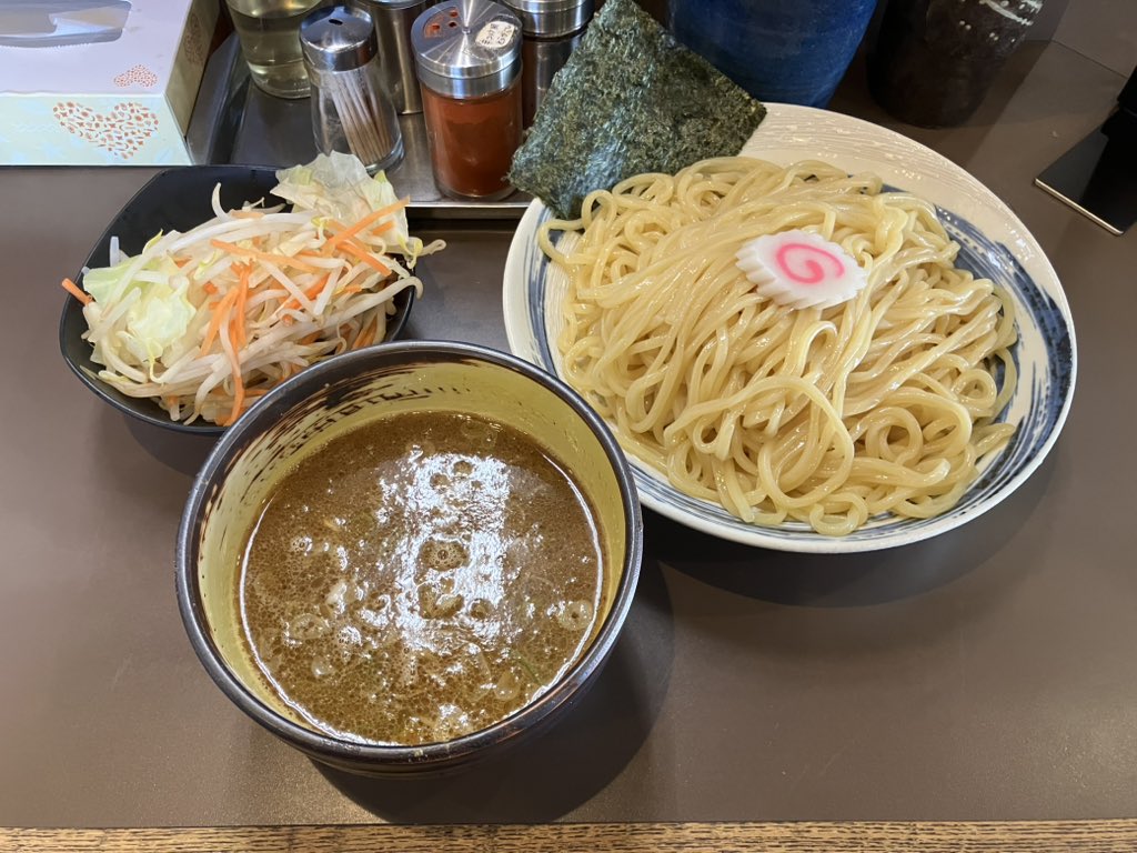 kazupunk1192's tweet image. 沼袋駅
麺彩房中野本店さん
つけ麺大　野菜盛り
少しシャバ系の節系が良く効いたスープ！
麺がうまぁ！柔めなんだけど、味が濃くてうめぇ！
特盛ないけど希望するうまさ！
店の雰囲気と良い、この1杯と良い、素敵なお店！
うまかずちゃん