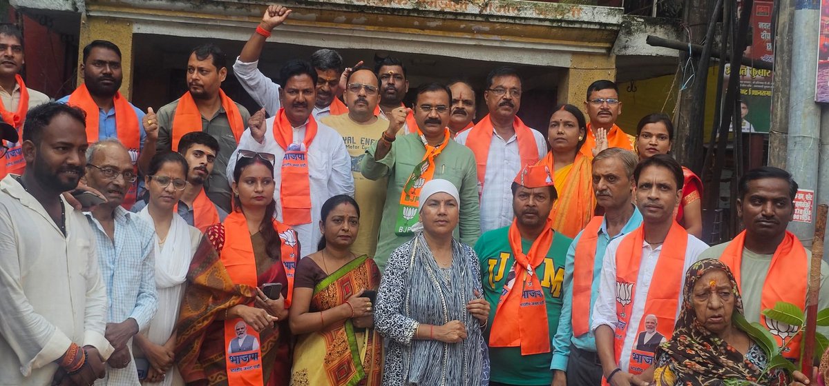 dileeppatelbjp's tweet image. वाराणसी महानगर में खोंजवा स्थित गांधी चबूतरा के पास भाजपा पदाधिकारी तथा कार्यकर्ताओं के साथ &apos;स्वच्छता अभियान&apos; में भाग लिया तथा &apos;राष्ट्रपिता पूज्य महात्मा गांधी जी&apos; के मूर्ति पर माल्यार्पण कर सादर नमन किया।
@BJP4India @BJP4UP @BJPKashiKshetra @Bhupendraupbjp @kpmaurya1…