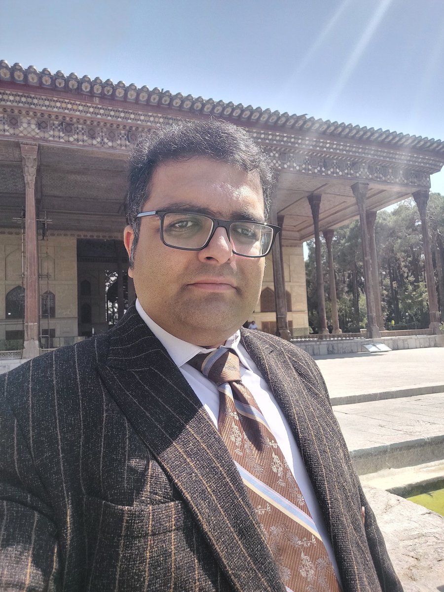 SHARIFZADE1372's tweet image. امیر عباس شریف زاده یا رضا پهلوی ؟
