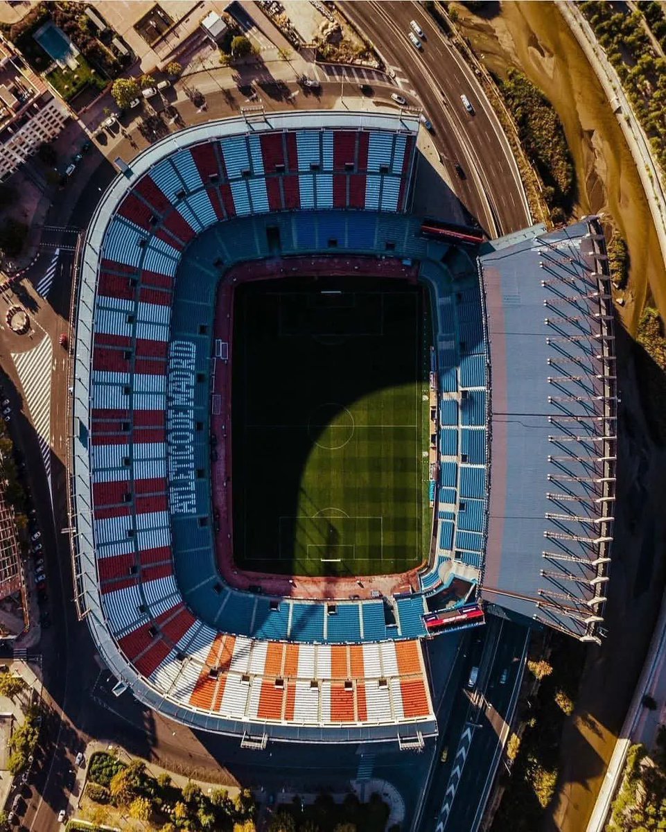 JoaqunRiveraCh1's tweet photo. Buenos días, madrugadores.

2 de octubre de 1966, se inaugura oficialmente el «Estadio Manzanares» en Madrid. Con una capacidad para 62 000 espectadores y todas las plazas sentadas, algo que no tenía precedentes en la Europa de la época. 

La inauguración se produjo con un partido de la cuarta jornada de Liga contra el Valencia C. F., con el resultado de empate a uno. El primer gol llegó en el minuto 19 y fue obra del rojiblanco Luis Aragonés, porque cuando hay que barnizar los eventos de leyenda, el Atleti sabe cómo hacerlo. Cuando hay que sufrir, también; de ahí el empate del primer partido.

Cinco años después, adoptaría el nombre de su presidente, Vicente Calderón. En sus gradas han gritado, cantado y llorado decenas de miles de atléticos para los que el fútbol era algo más que ganar: Voluntarios del sufrimiento, siempre fueron tan protagonistas como los que corrían sobre el campo. 

En 2007 el estadio fue demolido, pero no el corazón rojiblanco que trasladó su sede, porque los templos también se pueden mover.