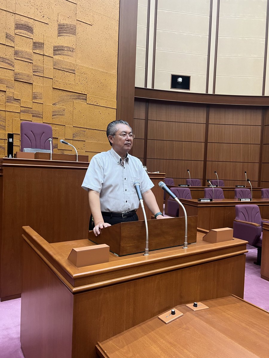 いつもお世話になっております。
本日10/2(木)、昭島市議会第3回定例会が終了しました。
一般質問、常任委員会、補正予算、決算委員会と中身の濃い定例会となりました。
今年も残り3ヶ月、皆様とともに歩き続けてまいります。
ちょっと怖い顔ですが、緊張していると言うことでお許しください。