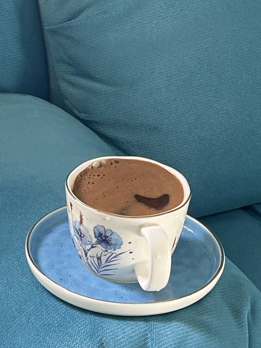 "لقهوة في الصباح لا ينبغي أن تأتي على طبق، لأنّ قهوة الصباح هي رفيقة السكون، اصنع قهوتك بنفسك وراقب فقط الجمال الكوني في هذه الحياة الدنيا."
#صباح_الخير