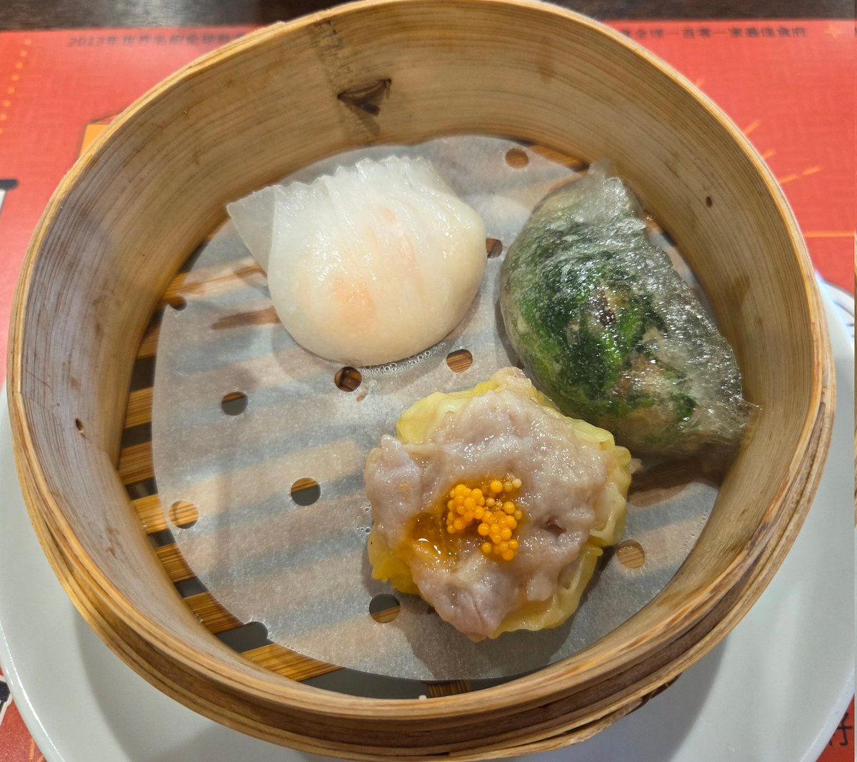 take379422621's tweet photo. 折角新宿に来たので、初の #DimDimSum 新宿マルイ店へ。平日ランチがなかなかお安め。点心が出来たてホカホカで美味しかったです😋カスタード豚さんまんかわいかった〜。(これ正式な食べ方あったんですね!間違えた…)
場所故かキレイめ女子やおしゃれマダムが店内にいて、目の保養でした😁 https://t.co/lWGTcKjO0T