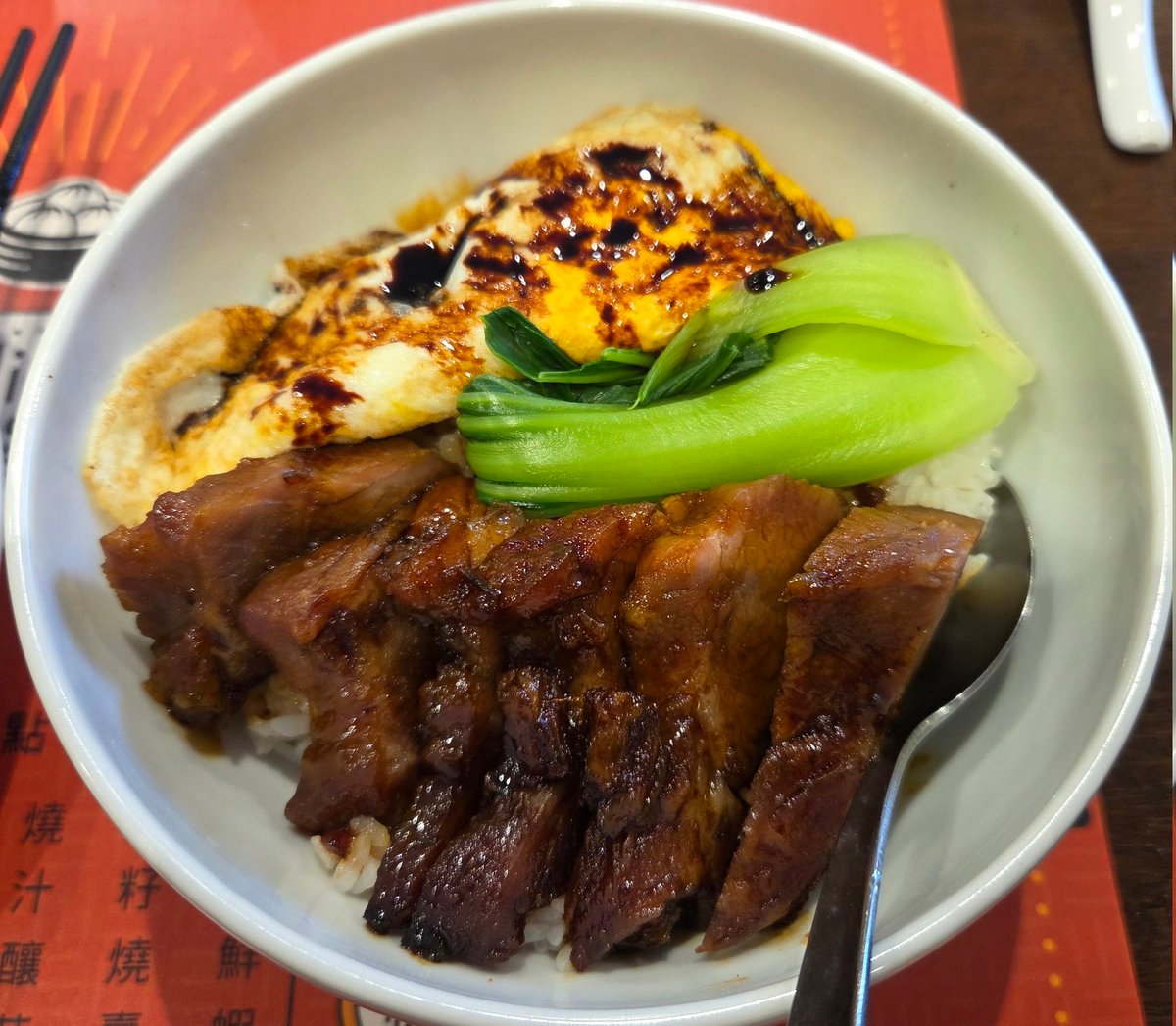 take379422621's tweet photo. 折角新宿に来たので、初の #DimDimSum 新宿マルイ店へ。平日ランチがなかなかお安め。点心が出来たてホカホカで美味しかったです😋カスタード豚さんまんかわいかった〜。(これ正式な食べ方あったんですね!間違えた…)
場所故かキレイめ女子やおしゃれマダムが店内にいて、目の保養でした😁 https://t.co/lWGTcKjO0T