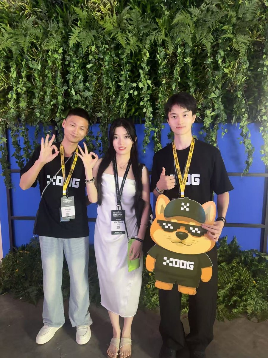 xdog_meme's tweet image. 在 #token2049 大会上， $XDOG 社区小伙伴偶遇 @okx “显眼包” @mia_okx 小姐姐 ✨ 颜值与气质并存，让现场氛围更热烈！社区建设不仅是 @XLayerOfficial 链上的共识，更是人与人之间的连接。

#XDOG #XLayer #OKX