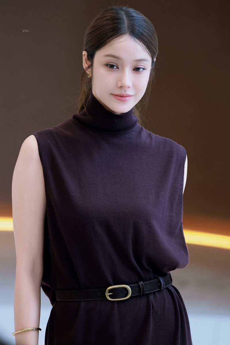 kittenovo77's tweet photo. In COS's fashion narrative, Namtan is a "style variable" that breaks through dimensions, and every look is rewriting the definition rule of "high-end sense".

NAMTAN COS AW25
＃NAMTANxCOSThailand
＃NamtanTipnaree
@NamtanTipnaree https://t.co/gK9DWAyyBS