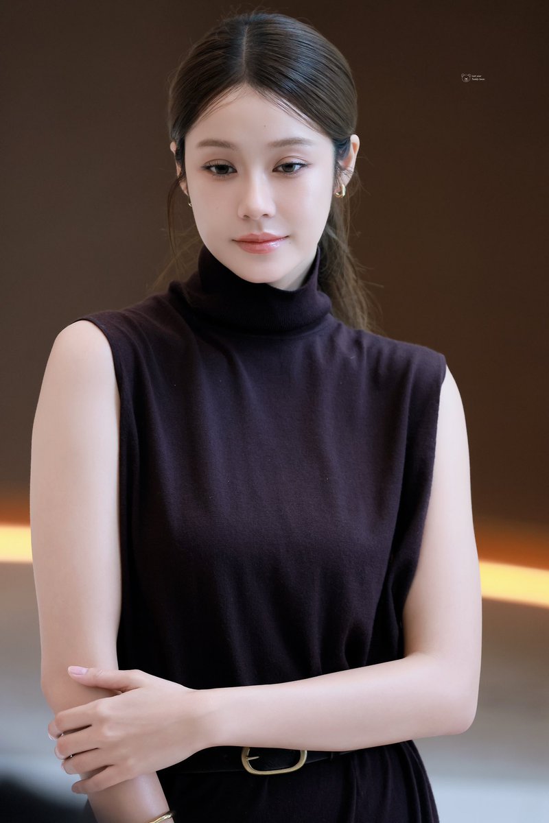 kittenovo77's tweet photo. In COS's fashion narrative, Namtan is a "style variable" that breaks through dimensions, and every look is rewriting the definition rule of "high-end sense".

NAMTAN COS AW25
＃NAMTANxCOSThailand
＃NamtanTipnaree
@NamtanTipnaree https://t.co/gK9DWAyyBS