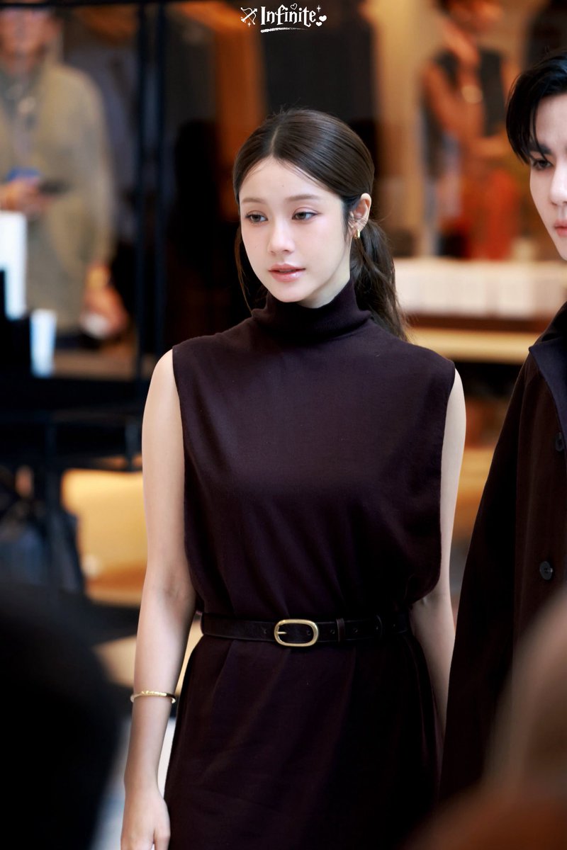 kittenovo77's tweet photo. In COS's fashion narrative, Namtan is a "style variable" that breaks through dimensions, and every look is rewriting the definition rule of "high-end sense".

NAMTAN COS AW25
＃NAMTANxCOSThailand
＃NamtanTipnaree
@NamtanTipnaree https://t.co/gK9DWAyyBS