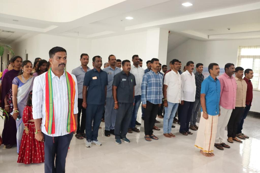 జాతిపిత మహాత్మా గాంధీ జయంతిని జిల్లా పోలీస్ కార్యాలయంలో ఘనంగా నిర్వహించారు.
జిల్లా ఎస్పీ శ్రీ యం. రాజేష్ చంద్ర, IPS గారు మహాత్ముడి చిత్రపటానికి పుష్పమాలలు సమర్పించి నివాళులర్పించారు.
ఏఎస్పీ, అడిషనల్ ఎస్పీ, డీఎస్పీ, ఇన్స్పెక్టర్లు &amp; పోలీస్ సిబ్బంది పాల్గొన్నారు.
#GandhiJayanthi