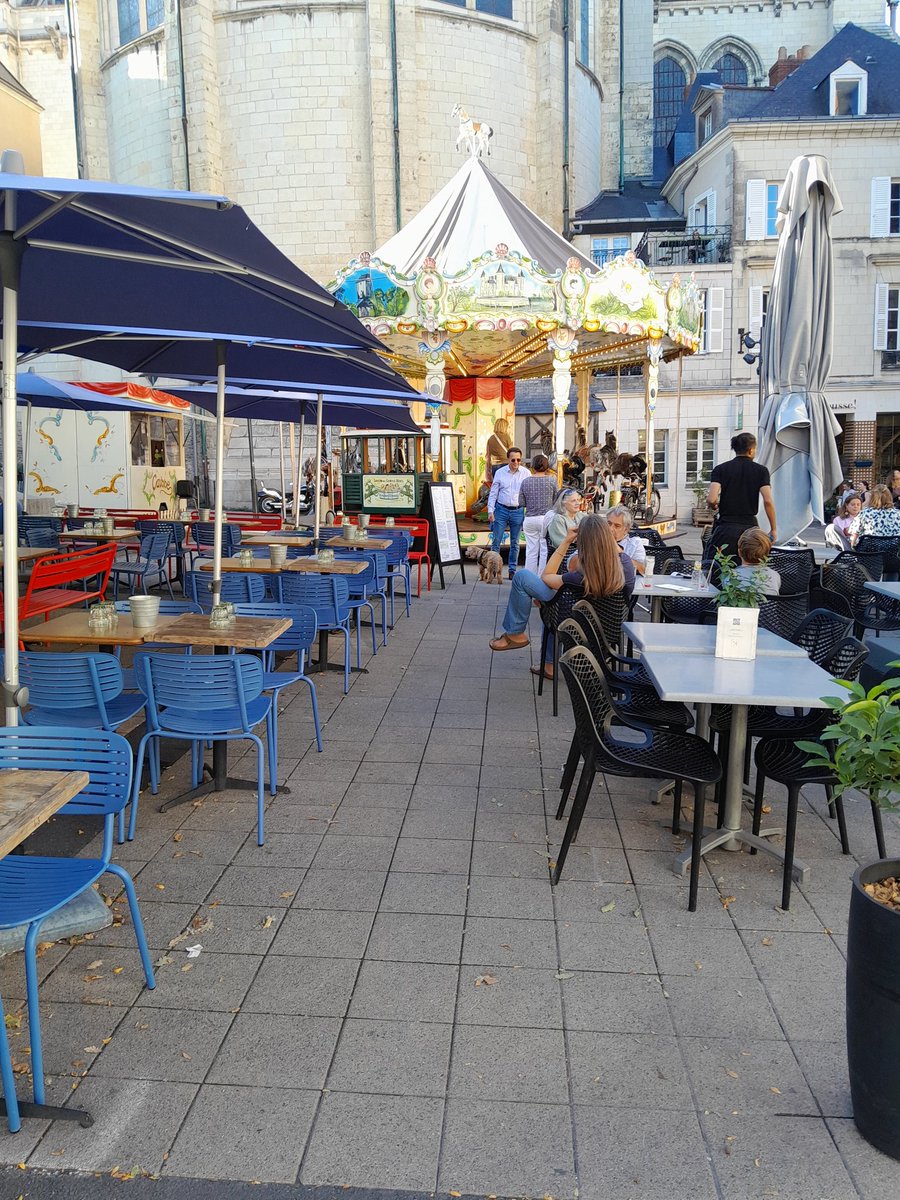 PresipauteD's tweet photo. PLACE SAINTE CROIX, multiplicités des panneaux, surabondance des tables... business des terrasses au détriment des piétons et des handicapés.
Une place piétonne très large et obligé de circuler sur la chaussée.
@Angers @courrierouest https://t.co/SOaoHM6Idt