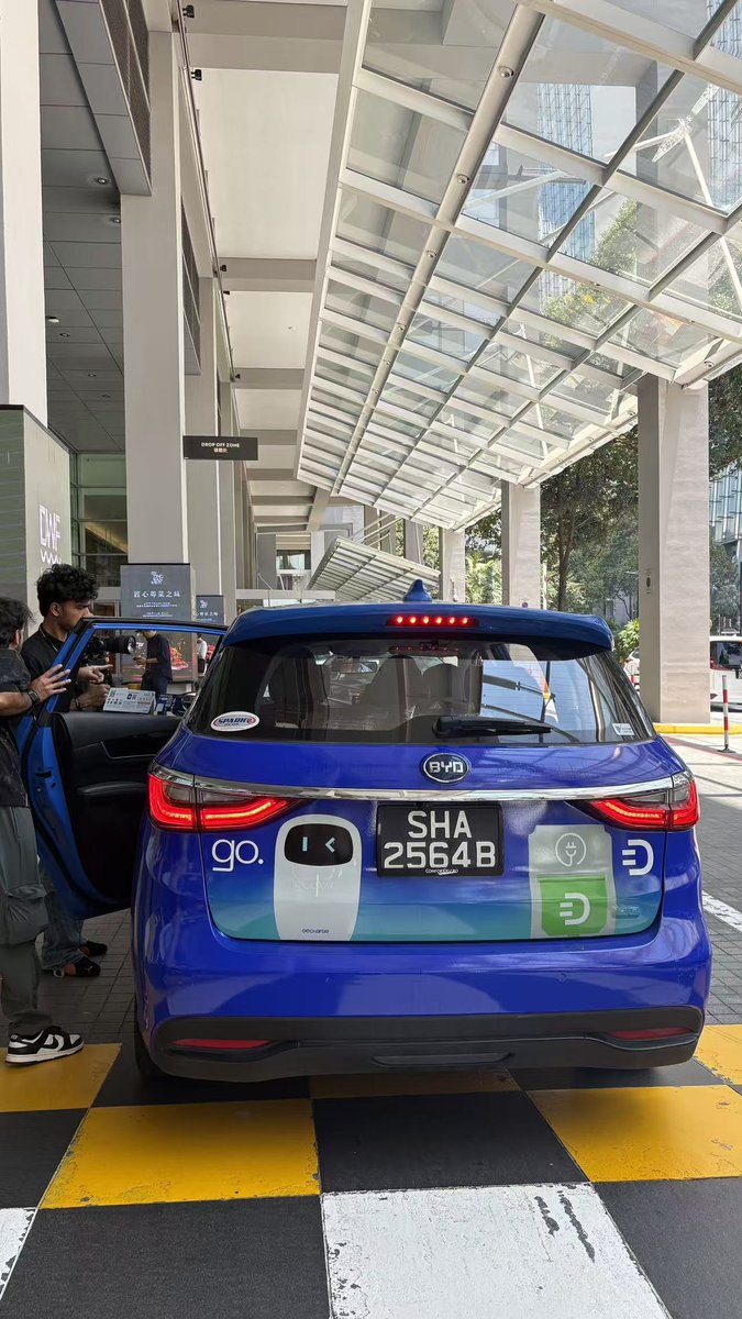 gocabs_xyz's tweet photo. GoCharge the EV 😉⚡️
@gocabs_xyz @decharge
At @token2049  🇸🇬 https://t.co/1vBvwiCG4Y