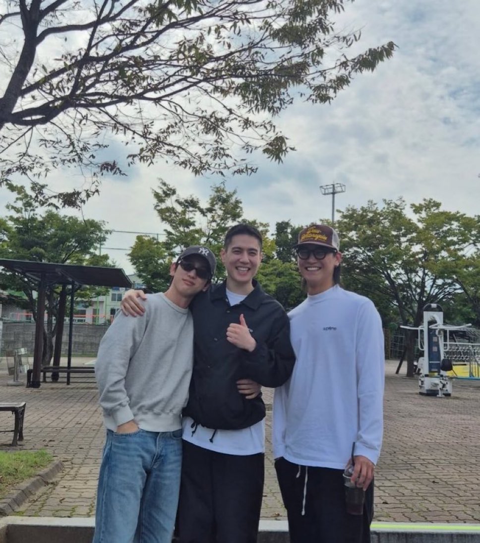 Not JB grinning bc of how cute of a family photo this is, not minding to tone it down bc YG is enlisting 🥲