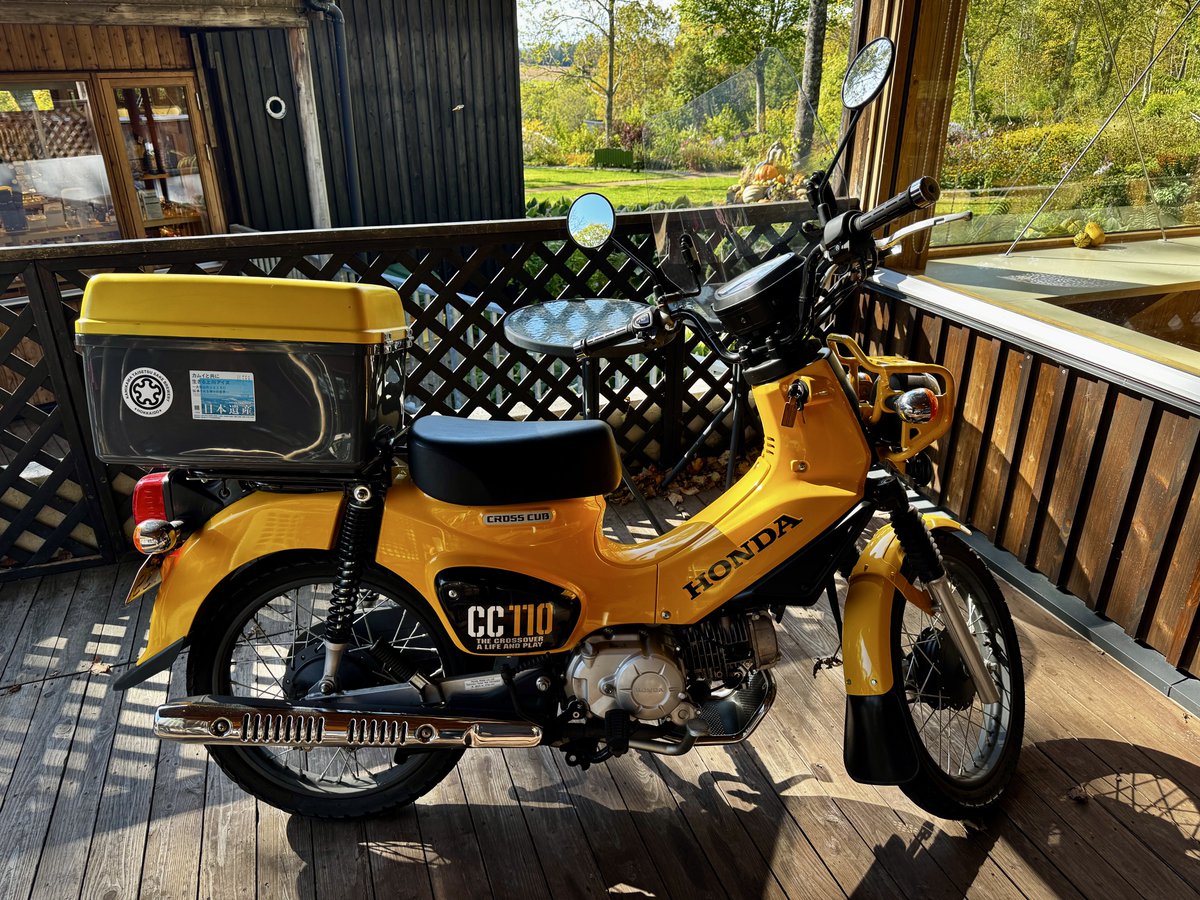 ジェラート休憩。クロスカブはオーナーさんのらしい。大雪森のガーデンさんにて。