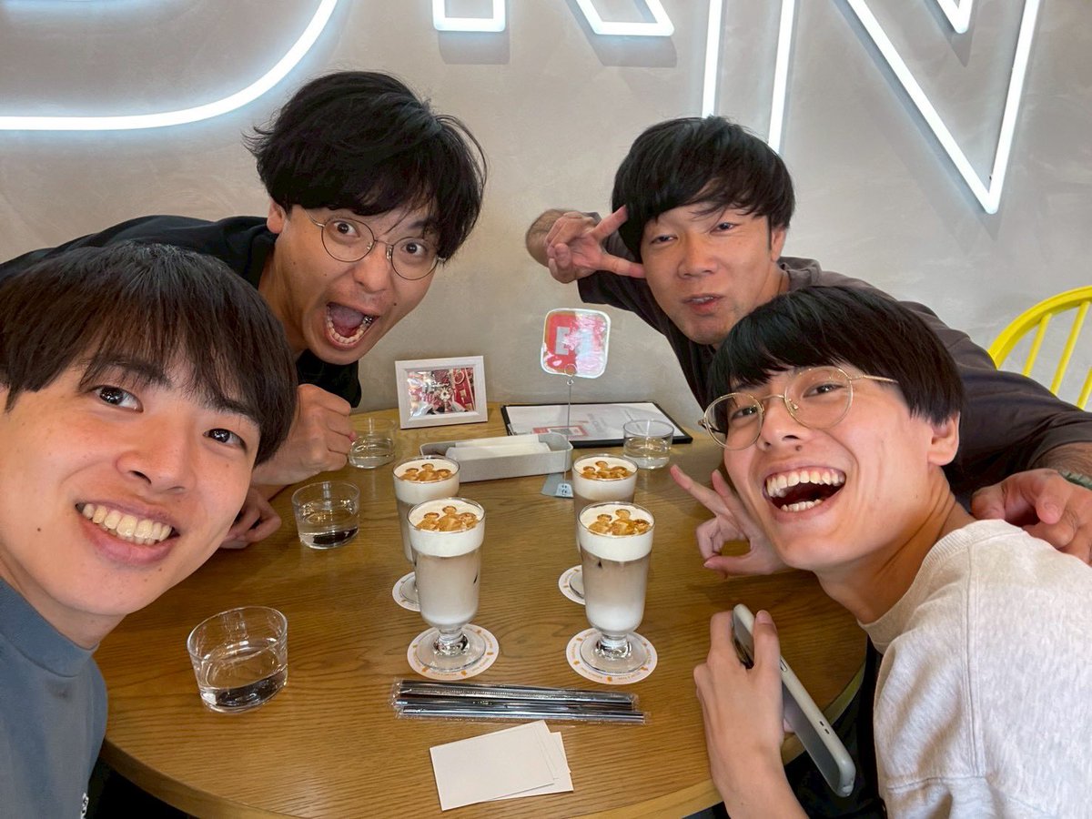 soumenaoiro1goo's tweet image. キングオブコントカフェみんなで行ってきました！
申し訳ありません！
限定10枚ファイナリストサイン入りTシャツ当ててしまいました！
レインボーさんのファンの皆さん
すみません！！