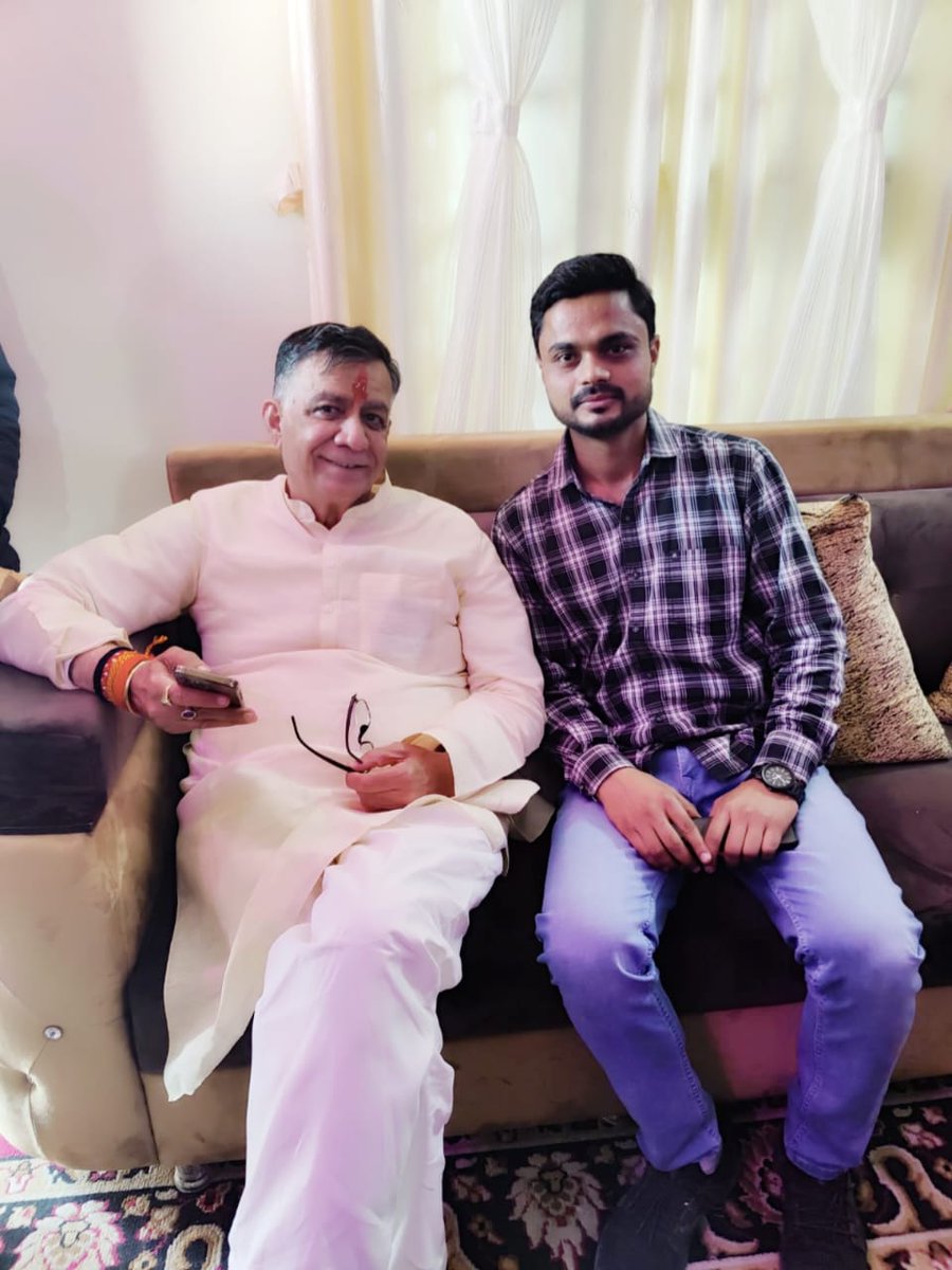 ptRttripathi's tweet photo. परमआदरणीय संरक्षक अंकल श्री @Satishmahanaup जी आपको जन्मदिवस की बहुत बहुत शुभकामनाएं 
आप सदैव स्वस्थ रहें और दीर्घायु हों ऐसी प्रभु से प्रार्थना है @Satishmahanaup https://t.co/ahMmjAcKR4