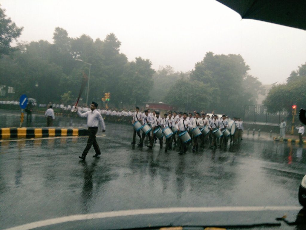क्या अंत करेगा भाई?
कोई राजनीतिक महत्वकांशा नहीं, कोई भाई भतीजावाद की छाया नहीं। तब भी वही करते थे जब कांग्रेस का एक छत्र राज रहा, अब भी वही करते हैं।

पैसे से लायी भीड़ नहीं है। एक सहस्त्र वर्षों का संकल्प है। बाक़ी इनके बाप दादा से नहीं अंत हुआ तो ये भी प्रयास कर लें।