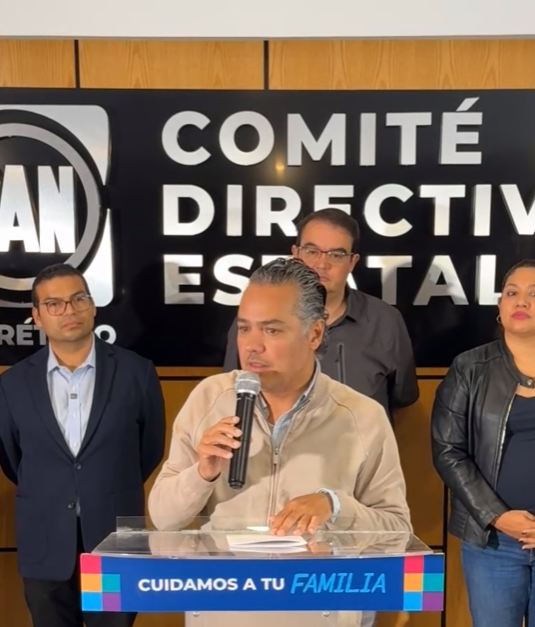 #Querétaro | Estalla crisis legislativa.

Martín Arango (<a href="/MartinArango/">Martín Arango</a>) fue tajante: “No vamos a permitir que el cártel de Morena se adueñe del Congreso”.

El <a href="/PANqueretaro/">PAN Querétaro</a> desconoce la “mesa espuria” que Morena intentó imponer con Ulises Gómez (<a href="/UlisesG77993785/">Ulises Gómez</a>) al frente y