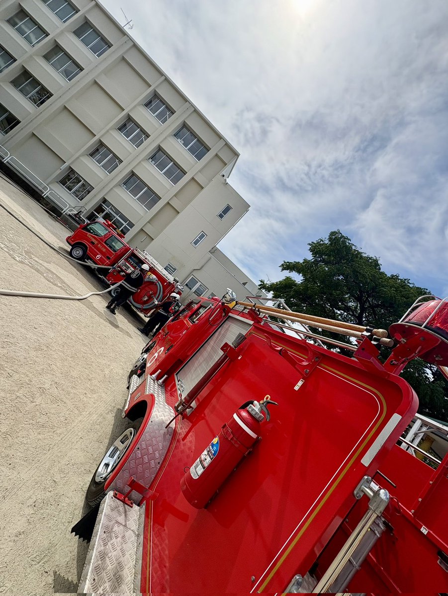 『消防団のお仕事』

小学校の授業で放水実演を行いました。
勢いよく水がでた瞬間、児童たちからは歓声が。

少しでも興味を持ってもらえるといいな。