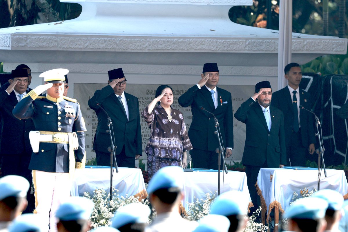 AgusYudhoyono's tweet photo. Rabu, 1 Oktober 2025, saya mengikuti upacara peringatan Hari Kesaktian Pancasila Tahun 2025 di Monumen Pancasila Sakti, Lubang Buaya, Jakarta.

Upacara ini dipimpin langsung Presiden @Prabowo sebagai inspektur acara. Tadi kami bersama-sama mengenang arwah dan jasa-jasa para pahlawan revolusi dan para pendahulu kita yang telah berkorban untuk kedaulatan, kehormatan, kemerdekaan bangsa Indonesia dan untuk mempertahankan Pancasila.

Semoga hari yang bersejarah ini terus mengingatkan kita untuk terus meningkatkan dan mengisi pembangunan bangsa dan negara Indonesia ke depan. 🇮🇩