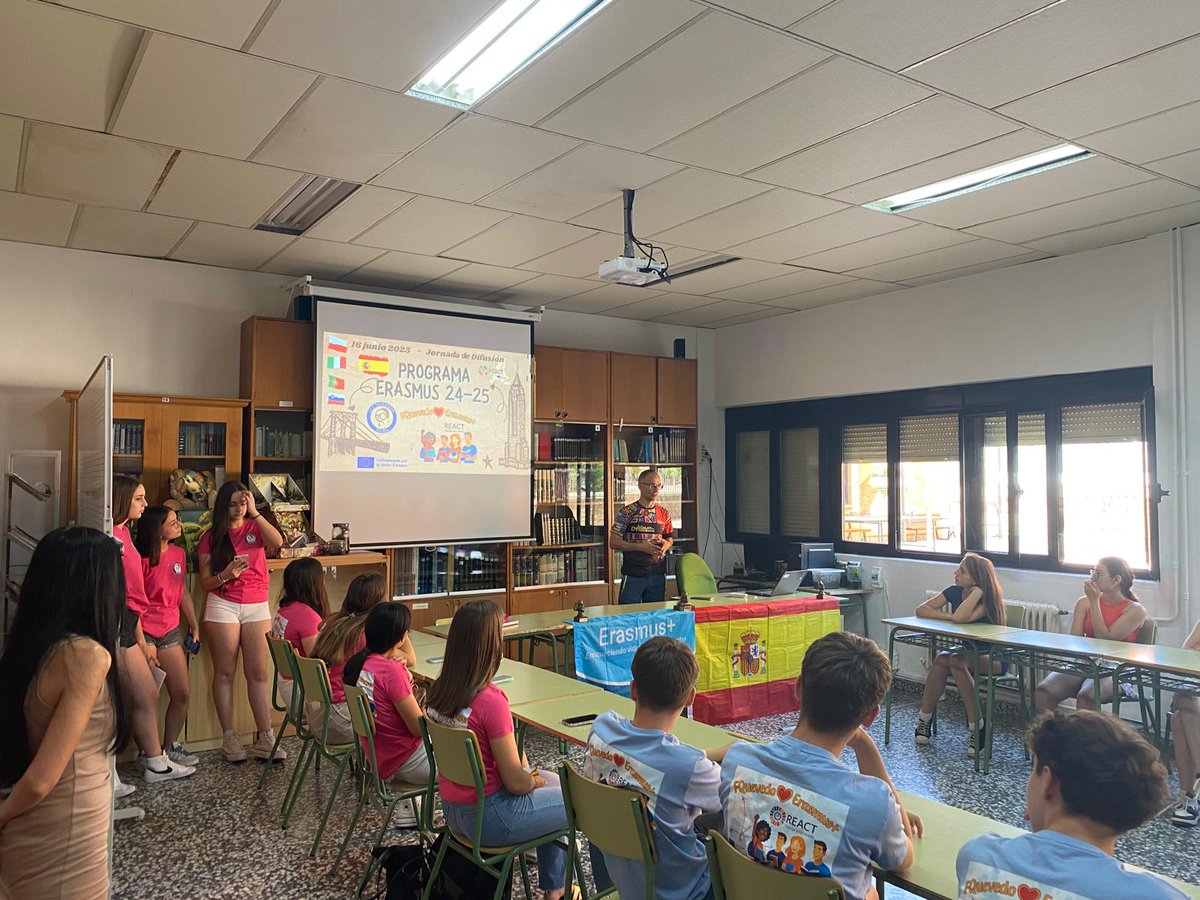quevedo_ies's tweet photo. @sepiegob gracias por enviarnos este maravilloso material de promoción para celebrar #erasmusdays2025.
El día 14 de octubre os esperamos en @quevedo_ies para conocer nuestro proyecto Erasmus+. https://t.co/gSCS9rXvin