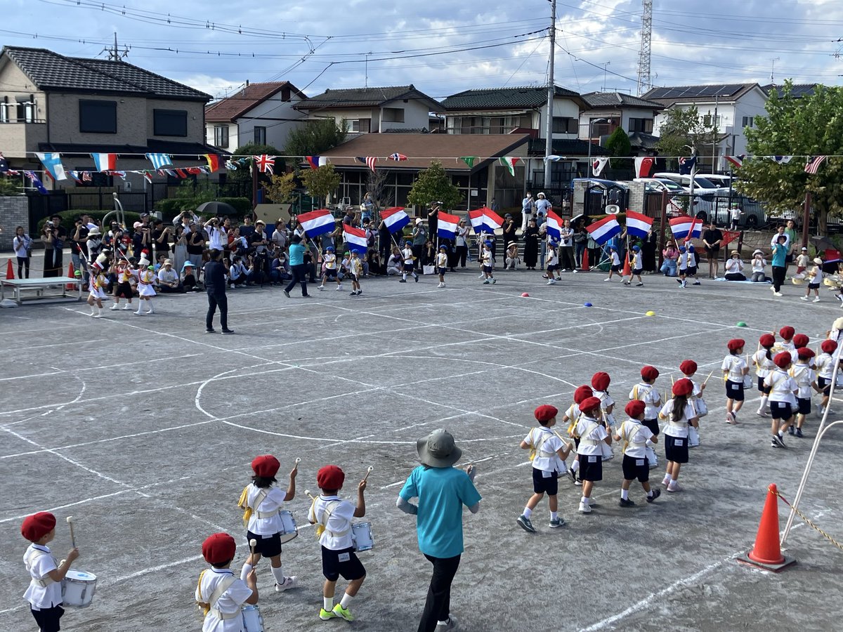 ishiyou's tweet photo. 楽器もフラッグも、幼児にとっては重いので、猛暑日が続いた今夏は相当な忍耐を要したと思います。　#運動会 #こども園 #鼓笛 #年長学年 https://t.co/hnAw1d1W2E