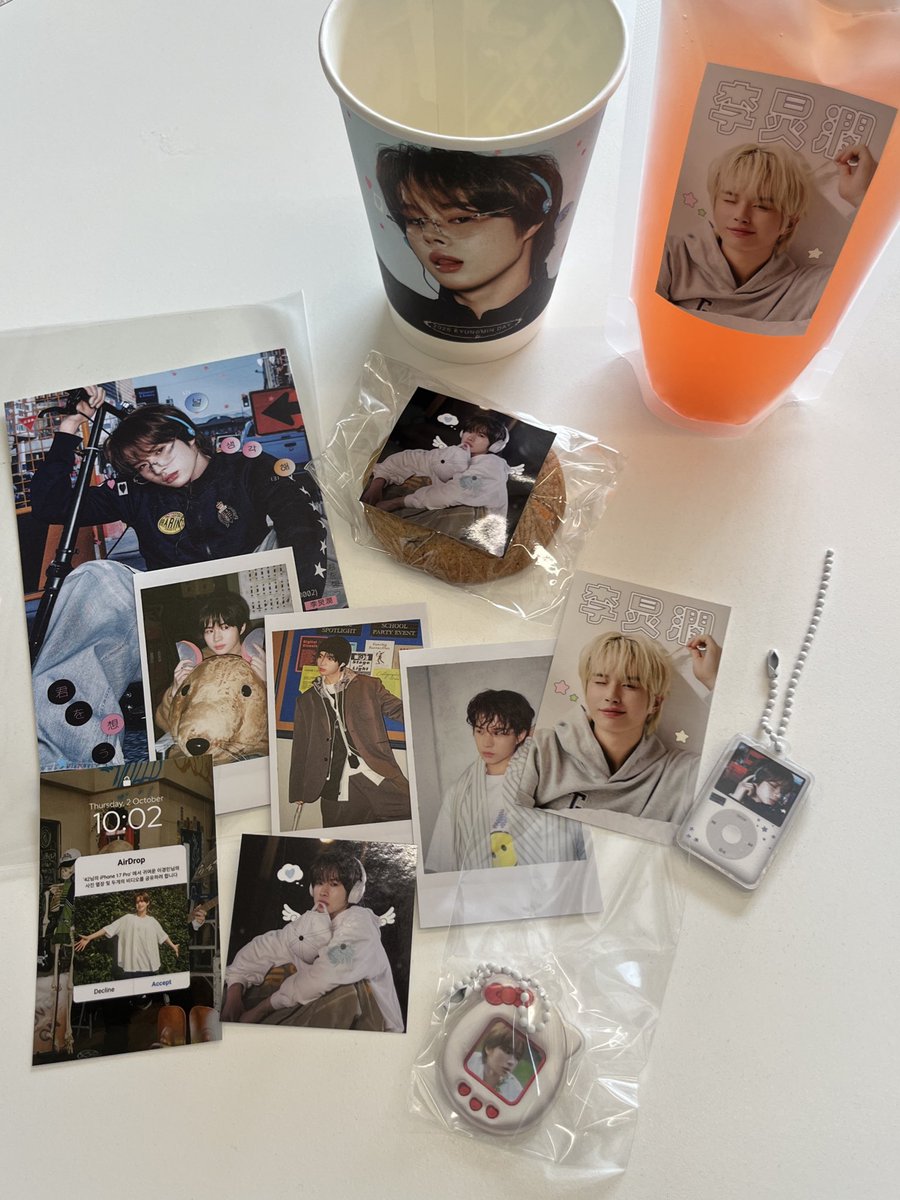 oneoneseven1107's tweet photo. 인생 첫 생카!! 너무 예뻐서 눈에 가득 담고 왔어요🥺🫶🏻 특전도 가챠도 너무 알차서 행복한 경험이었어요.. 감사합니다🤍
경민아 생일 축하해!!

 #널생각해_경민아 https://t.co/JWyrwIovLa