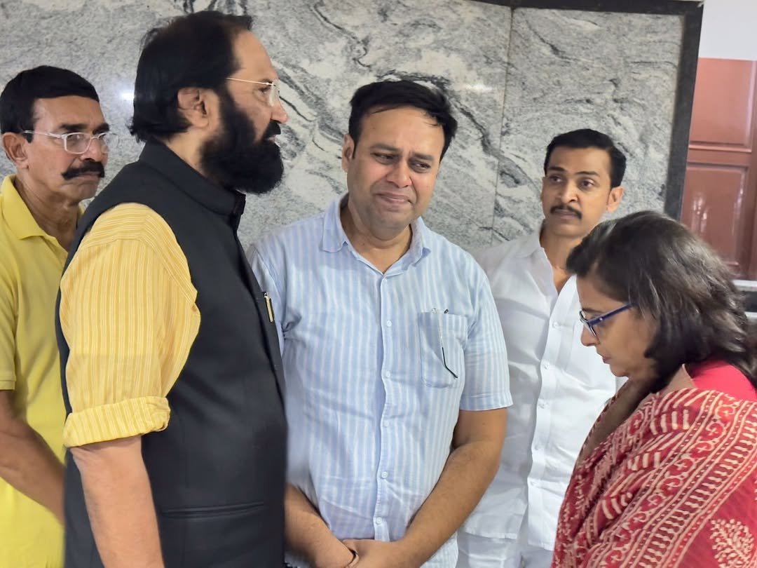 Congress4TS's tweet photo. మాజీ మంత్రి రాంరెడ్డి దామోదర్ రెడ్డి గారి పార్థివ దేహానికి నివాళులర్పించి...

అనంతరం, వారి కుమారుడు శ్రీ సర్వోత్తం రెడ్డిని మంత్రి శ్రీ ఉత్తమ్ కుమార్ రెడ్డి పరామర్శించి ఓదార్చారు.

Minister Uttam Kumar Reddy paid respects to the mortal remains of former Minister Ramreddy Damodar Reddy and later consoled his son, Sarvottam Reddy.

#RamReddyDamodarReddy #DamodarReddy #Suryapet