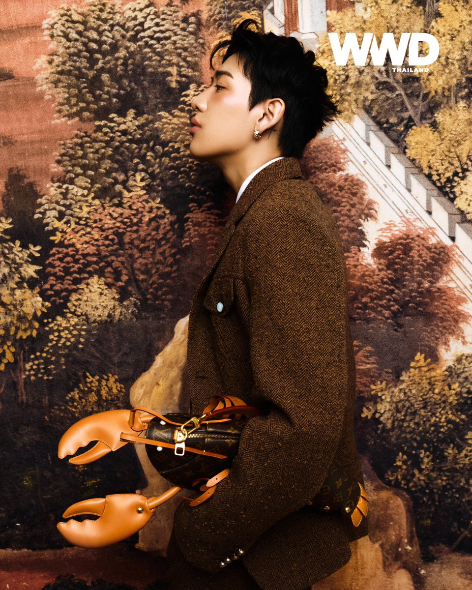 TarotYouuuu's tweet photo. มึง น้องแบมแบมหล่อมาก กระเป๋ากุ้งที่น้องถืออยู่ ใบละเกือบสามแสนเลยนะ หล่อเป๊ะปัง ทุกอย่างลงตัวมากจริงๆ !!!!!
#WWDThailand
#WWDThailandOct2025
#BamBam 
#แบมแบมกันต์พิมุกต์ https://t.co/mKalrIdavM