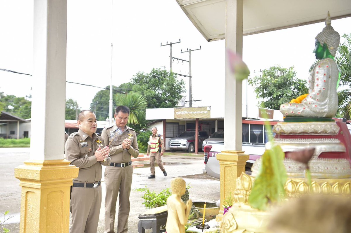 hinpolice's tweet photo. พ.ต.อ.สุวิจักขณ์ เนติเจริญรุจน��� ผกก.(สอบสวน) กลุ่มงานสอบสวน ภ.จว.เลย รรท.ผกก.สภ.หนองหิน ได้กราบไหว้พระพุทธรูปประจำ สภ.หนองหิน และสักการะศาลพระภูมิเจ้าที่ เพื่อความเป็นสิริมงคลในการปฏิบัติหน้าที่
๒ ต.ค.๖๘ เวลา ๐๙.๓๐ น.
#หนองหิน #สถานีตำรวจภูธรหนองหิน https://t.co/j1OsquU3r8
