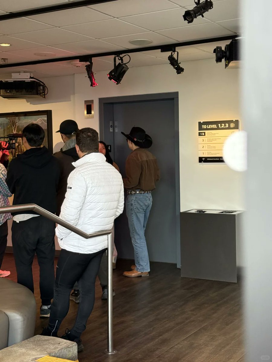 [📷] Solar spotted in Banff, Canada with BTOB Lee Changsub and Monsta X Hyungwon for a variety show filming 

❝Could it be a celebrity?" Then Solar and I made eye contact several times😅 She looked like she was wearing no makeup!❞
🖇️ xhslink.com/o/4DtyJerRTk4

#SOLAR #솔라