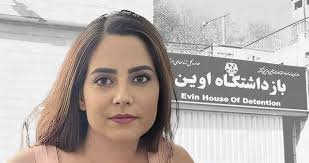 شکیلا برعکس توماج و رونقی، هیچ وقت همکاری با جمهوری اسلامی رو قبول نکرد. 
بعد از اون در خود دادگاه، توسط قاضی براش پرونده سازی شد.
این اواخر شکیلا، دختر ایران مورد ضرب و جرح قرار گرفت و حال جسمی و روحی مساعدی نداره.
#شکیلا_منفرد