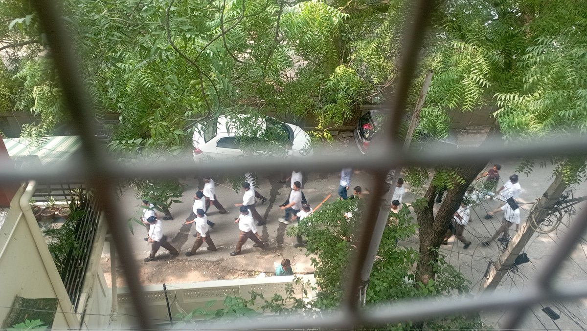 Came out thinking, that's an early Dassehra/Vijayadashami procession! Turns out it's the local RSS shakha. Wikipedia says RSS was founded on 27 Sep 1925. But as always, the Sangh reveals its smallness by wanting to ride roughshod over Gandhi Jayanti. Killing the man wasn't enough