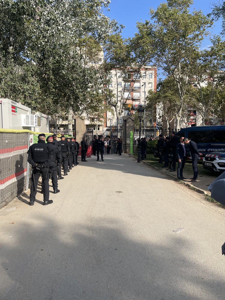 peremarticolom's tweet photo. Quan el 8 d’agost del 2024 el ⁦@parlamentcat⁩ estava assetjat pels ⁦@mossos⁩ que van impedir la intervenció del president ⁦@KRLS⁩ no es va suspendre el ple d’investidura. https://t.co/tsnxtSyCbF