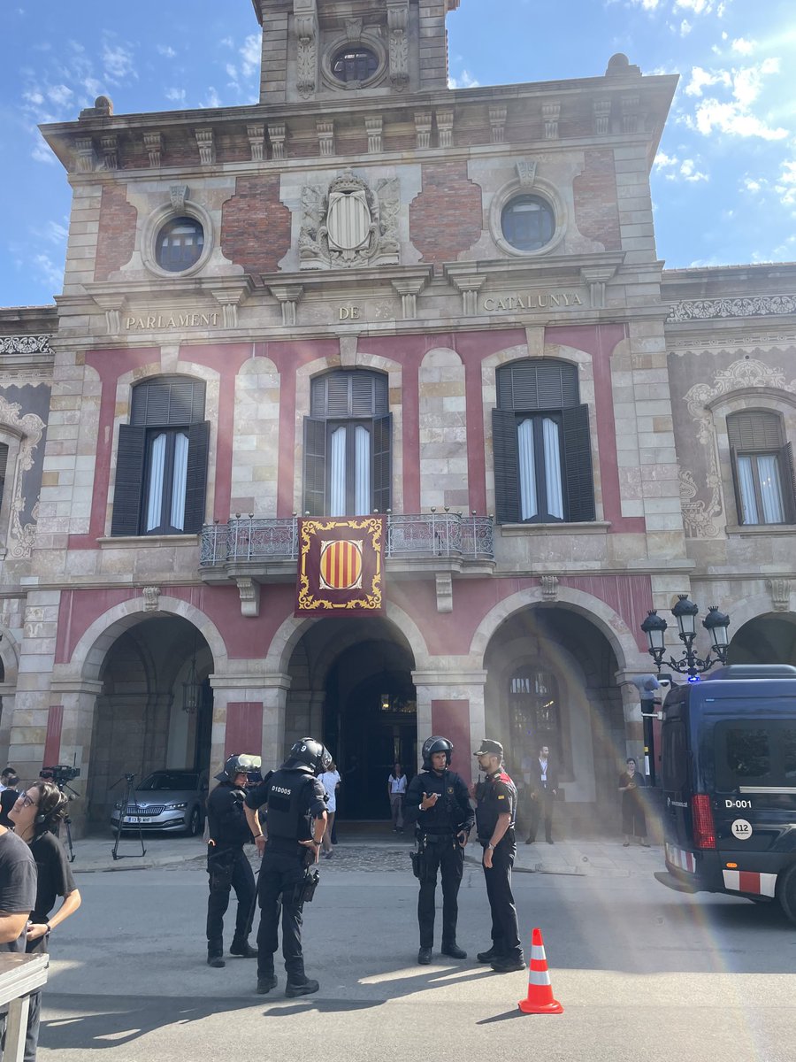 peremarticolom's tweet photo. Quan el 8 d’agost del 2024 el ⁦@parlamentcat⁩ estava assetjat pels ⁦@mossos⁩ que van impedir la intervenció del president ⁦@KRLS⁩ no es va suspendre el ple d’investidura. https://t.co/tsnxtSyCbF