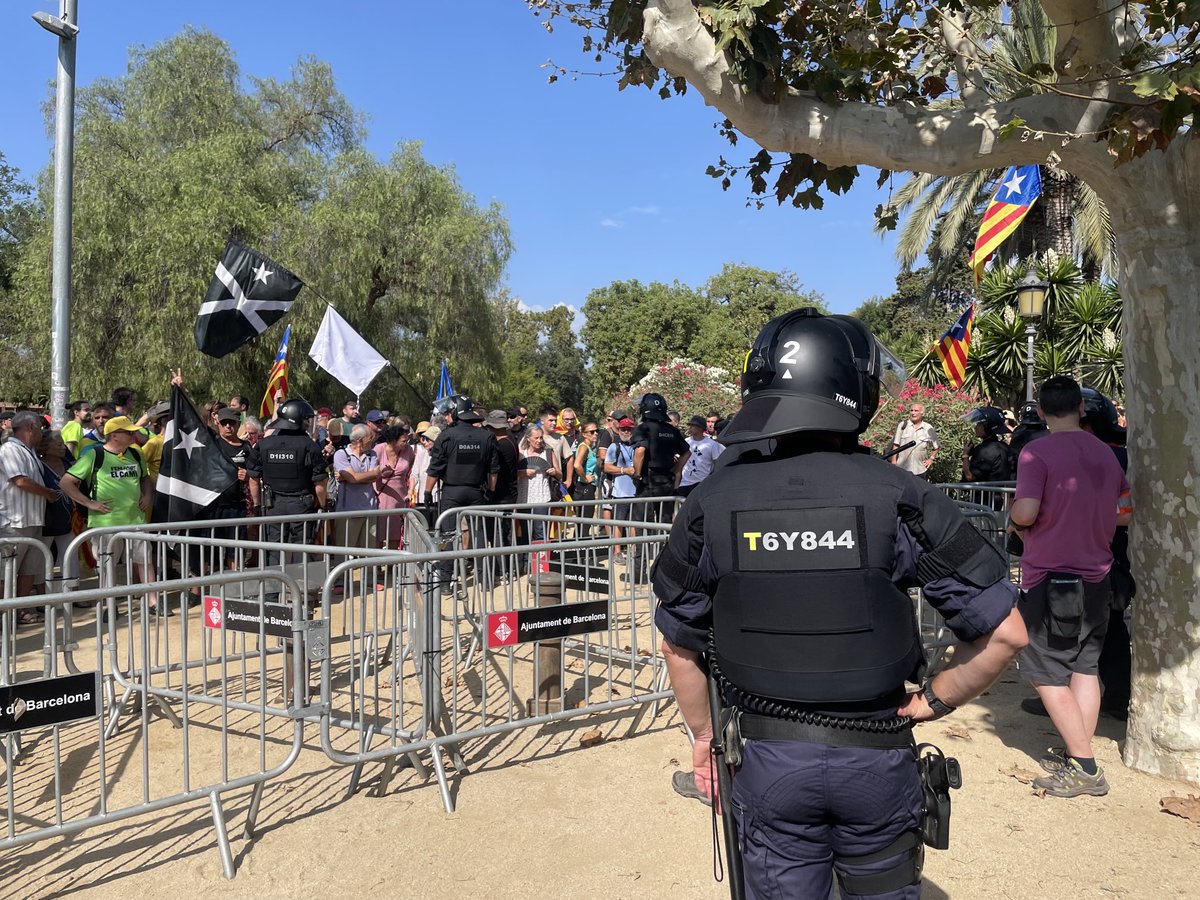 peremarticolom's tweet photo. Quan el 8 d’agost del 2024 el ⁦@parlamentcat⁩ estava assetjat pels ⁦@mossos⁩ que van impedir la intervenció del president ⁦@KRLS⁩ no es va suspendre el ple d’investidura. https://t.co/tsnxtSyCbF