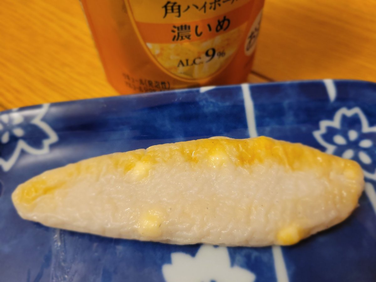 hogono's tweet image. 角ハイに“宮城といえばコレ！”なら、やっぱり笹かま。
しかもチーズ入りは相性は最強！
しっとり広がる魚の旨みと、魅惑のかぐわいを角ハイで流せば至福のひととき。
近くの生協でも手軽に手に入る宮城の定番です！

#バンバン #角ハイボールの日