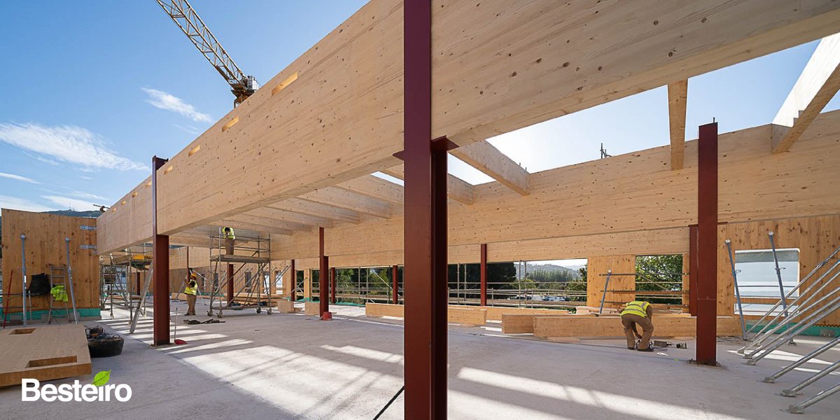 #ZoomEnMadera
▪️Apoyo de las vigas principales en el Centro de Salud de Moaña▪️
En este proyecto mostramos cómo resolvimos el apoyo de las vigas principales sobre los pilares metálicos.

ℹ️Más información y otros proyectos en👉 maderasbesteiro.com/es/proyectos/c…

#MaderasBesteiro