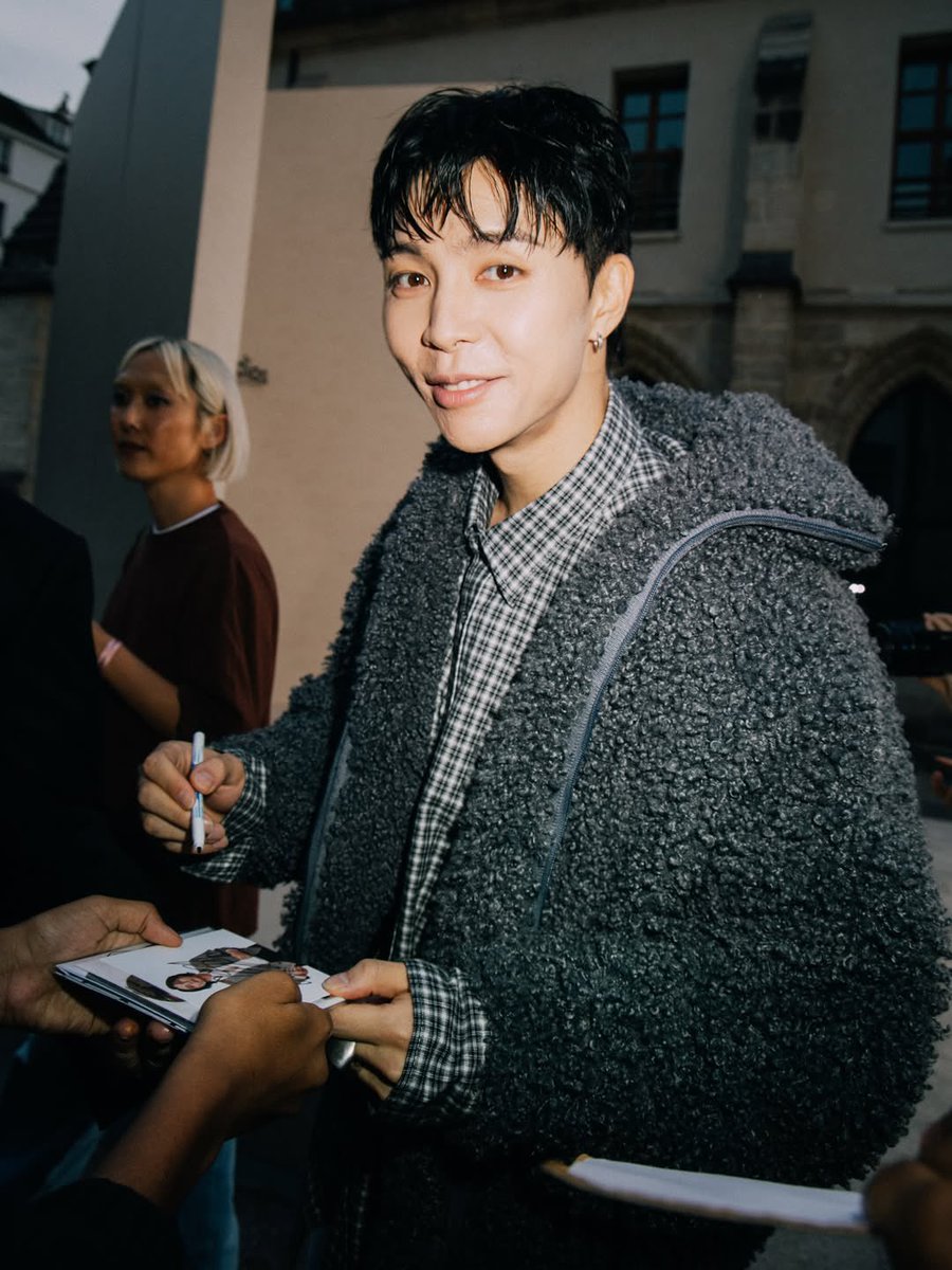jsuhsource's tweet photo. our love = johnny’s spotlight 💚 let’s keep shining together, johfam!

JOHNNY SUH AT PARIS FASHION WEEK
#AcneStudiosSS26xJohnnySuh
#AcneStudios 
@acnestudios https://t.co/XQMdxkqRmJ