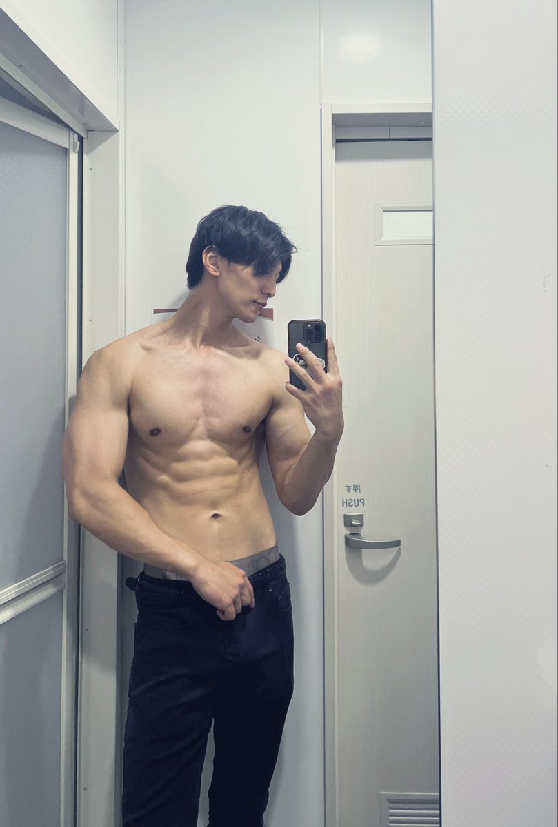 仕事前にトレーニングすることで頭がシャキッとするので業務効率が格段に上がる。
（増量期の時に限る。）😂