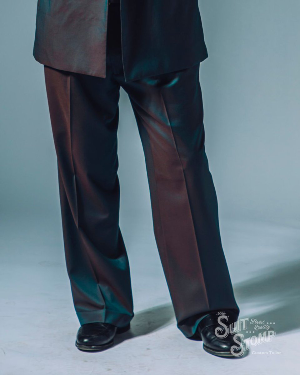 SUIT STOMPのビジュアルを撮影してくれたLifeMarketの皆さんのオーダースーツをご紹介。

前回の伊東さんに続き写真家の大野さん。

光沢を放つインポートのトニック生地をセレクト。
ダブルの4釦×2掛で金釦を使用。
パンツはワイドで。

大野さん、オーダーありがとうございました！

#suitstomp