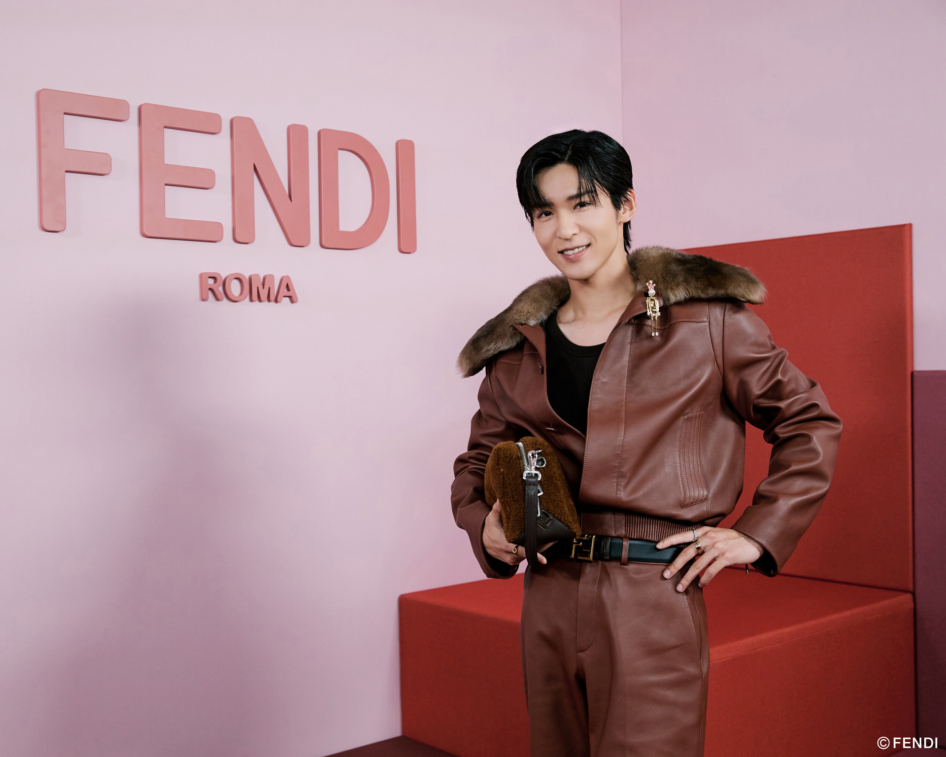 新品！ FENDI フェンディ ロゴ入り ストール ブラウン 目黒蓮アンバサダー 新品！ FENDI フェンディ ロゴ入り ストール ブラウン 目黒蓮