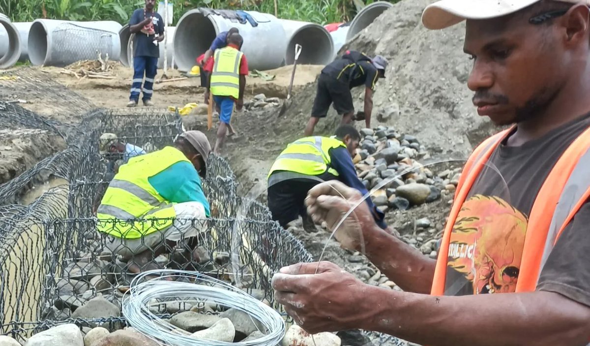 ILOAsiaPacific's tweet image. Papua New Guinea (PNG) will raise its national #MinimumWage for the first time in a decade— a milestone for equality and #DecentWork, with @ilo's  support.

The ILO will continue to support PNG develop a fair Minimum Wages Policy.

More here: tinyurl.com/vjtkxmsp
@ILOPasifika