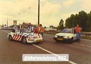merwedebruga27's tweet photo. 🦺| Het autoverkeer staat te wachten en wordt tegengehouden door de Rijkspolitie en een kantonier van de RWS-dienstkring in juni 1994. Hierna kon het verkeer de Merwedebrug A27 over en genieten van het nieuwe ZOAB. 

#ThrowbackThursday #Merwedebrug #A27 #politie #rijkswaterstaat https://t.co/E5jTOcfDWm