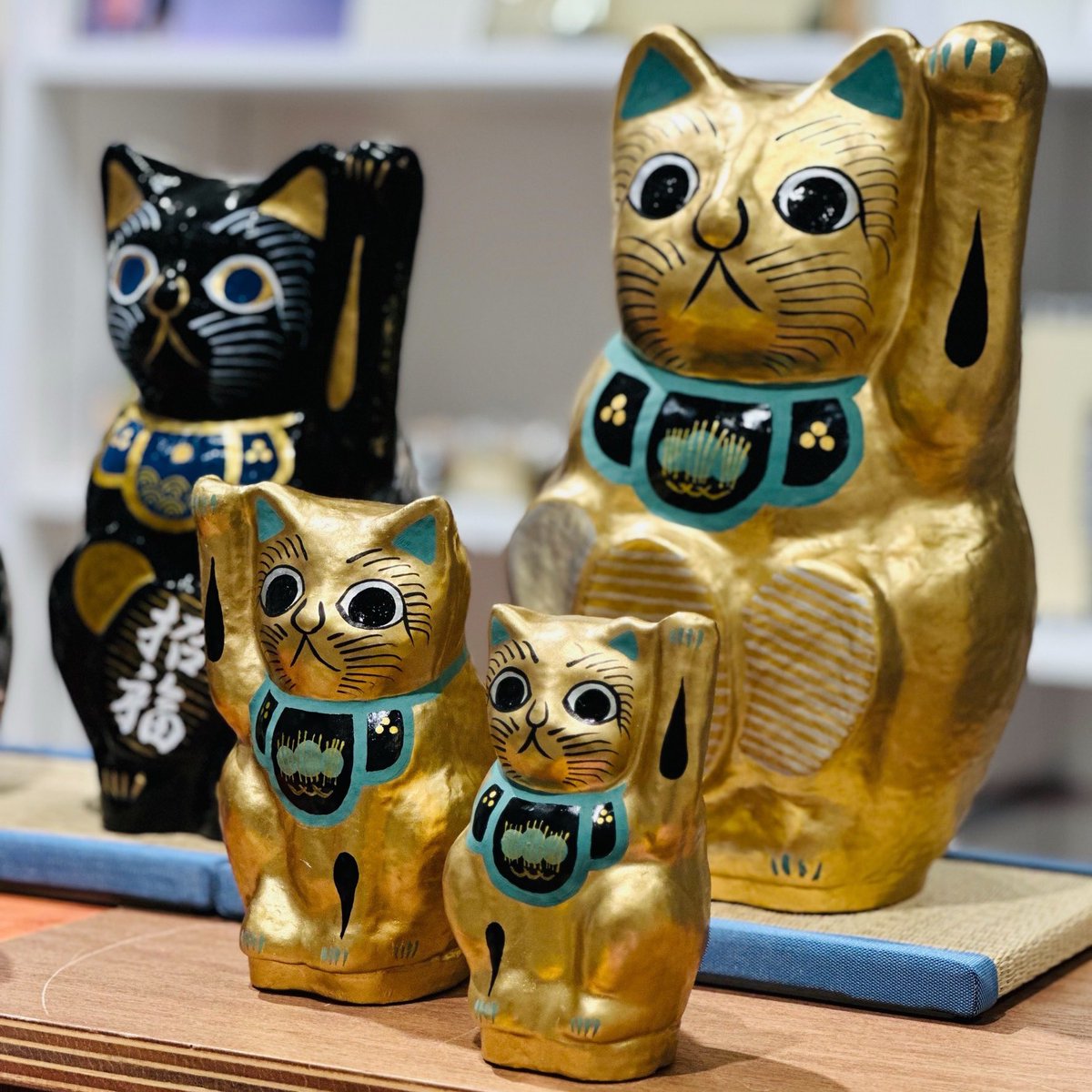 大型招き猫　61cm 染錦開運招福 招き猫 4.5号 7480 | 動物 | 【公式】 人形の久月