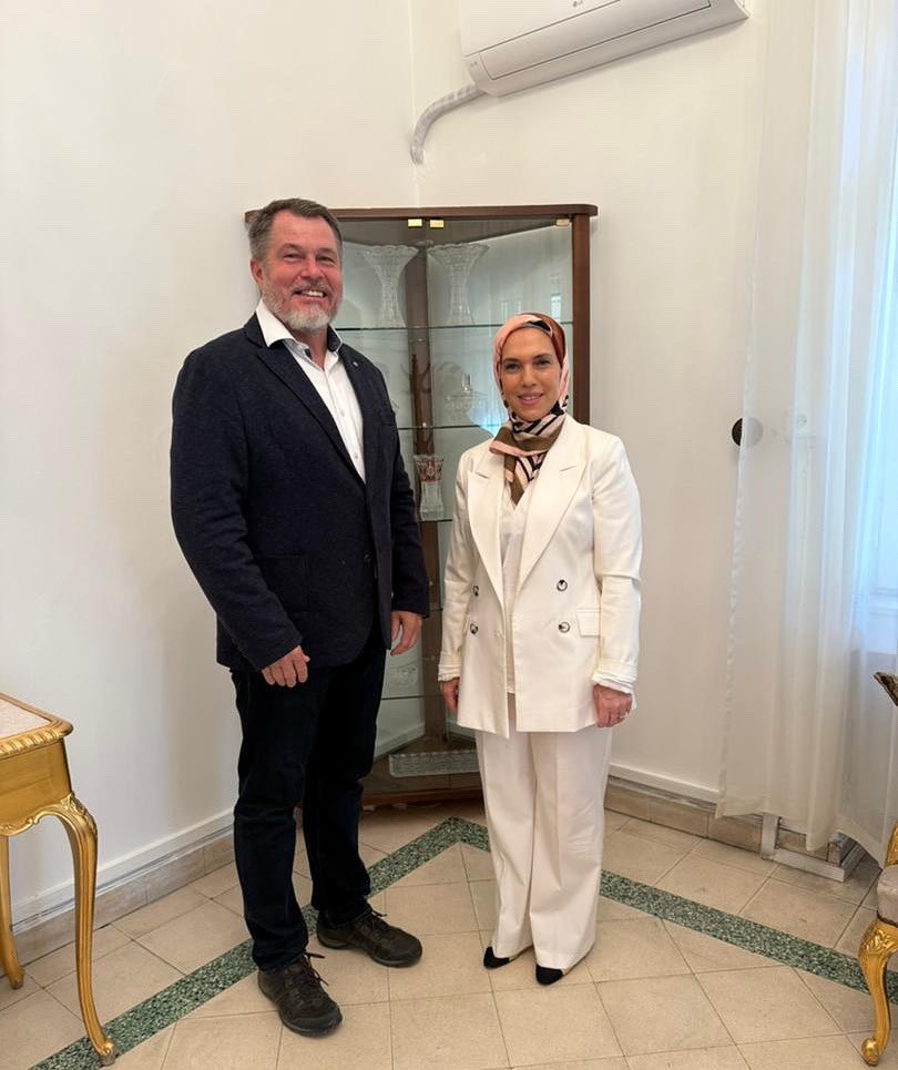 HoudaAtassi's tweet image. سعدت بلقاء سعادة سفير جمهورية التشيك، السيد فيتيسلاف بيفونكا، لمناقشة فرص التعاون في دعم المشاريع الإنسانية والمبادرات التي تسعى إلى خدمة شعبنا السوري.

هذا اللقاء يؤكد أن العمل الإنساني لا يعرف حدودًا، وأن مساهمة الشركاء الدوليين، مثل جمهورية التشيك، بدعم شعبنا تمثل خطوة مهمة…